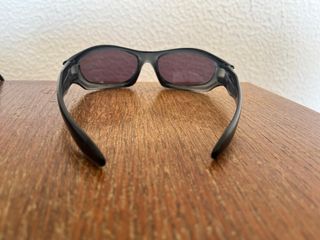 Gafas de sol Oakley negras y marrones