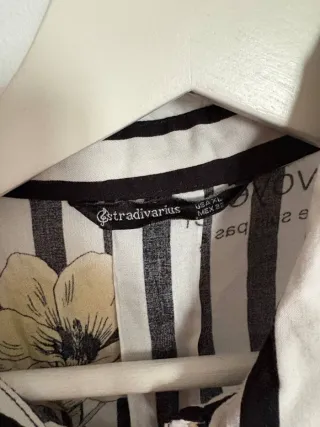 Camisa de mujer con rayas y flores