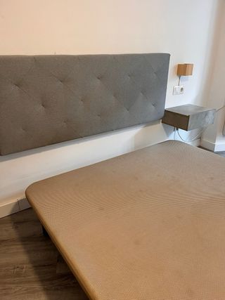 Base tapizada, cabezal y 2 mesitas