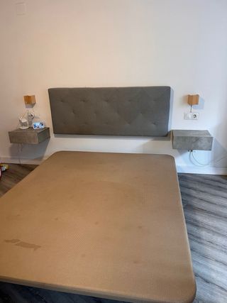 Base tapizada, cabezal y 2 mesitas