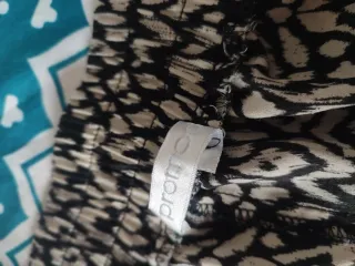 Pantalón Promod estampado beige y negro