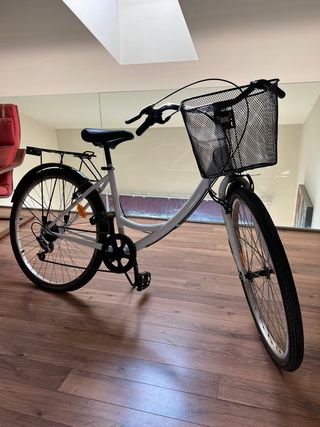 Bicicleta urbana con cesta y portabultos