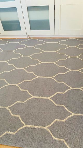 Alfombra grande en tono gris/ beige.