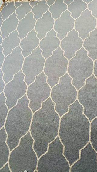 Alfombra grande en tono gris/ beige.