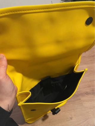 Mochila RAINS Amarilla
