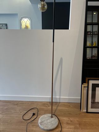 Lámpara de pie base de mármol