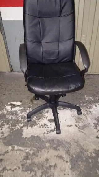 Silla de oficina negra de piel sintética cuero
