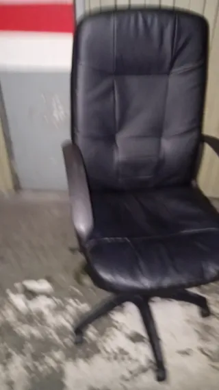 Silla de oficina negra de piel sintética cuero