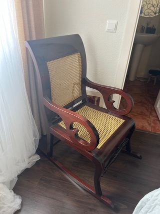 Mecedora de caoba con asiento de ratán