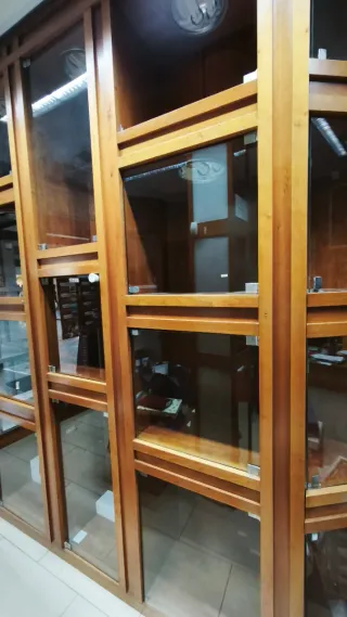 Estantería madera y cristal