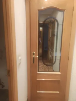 Puertas de madera con cristal y ciegas
