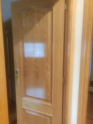 Puertas de madera con cristal y ciegas