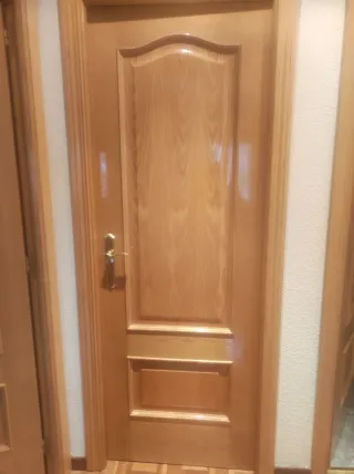 Puertas de madera con cristal y ciegas