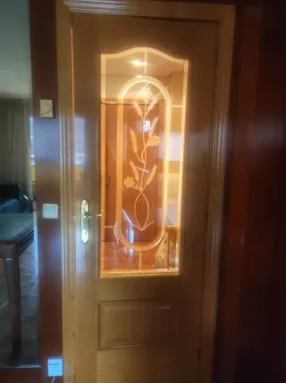 Puertas de madera con cristal y ciegas