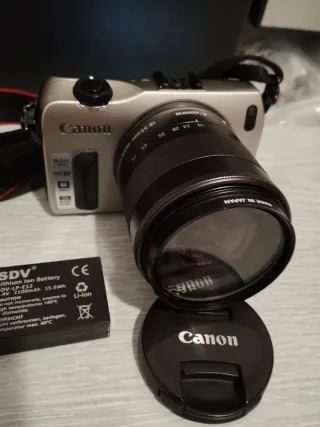 Cámara Canon EOS M con objetivo 18-55mm