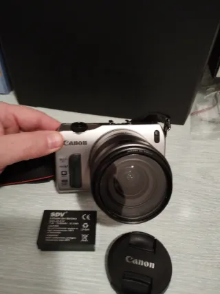 Cámara Canon EOS M con objetivo 18-55mm