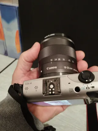 Cámara Canon EOS M con objetivo 18-55mm