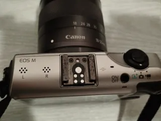 Cámara Canon EOS M con objetivo 18-55mm