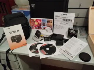 Cámara Canon EOS M con objetivo 18-55mm
