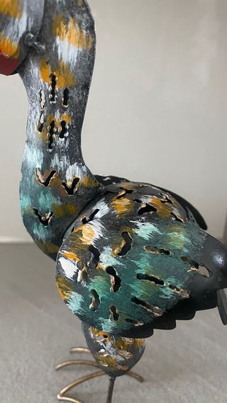 Figura decorativa de gallina metálica