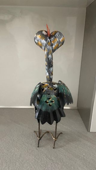 Figura decorativa de gallina metálica