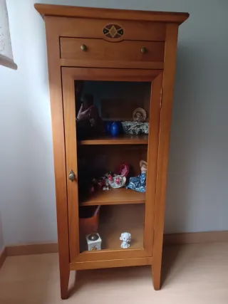 Mueble expositor de madera y cristal