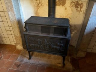 Stufa in ghisa decorata