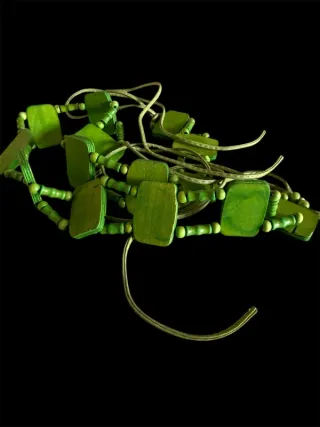 Cinturón de madera verde con cordones A00057