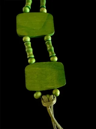 Cinturón de madera verde con cordones A00057