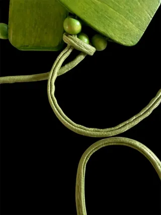 Cinturón de madera verde con cordones A00057