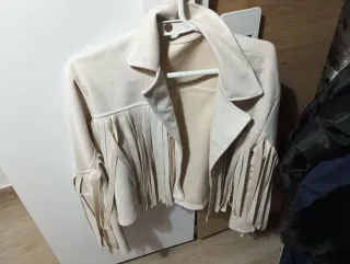 Chaqueta corta beige con flecos