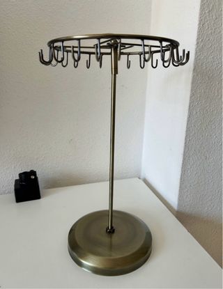 Colgador de joyas de metal dorado