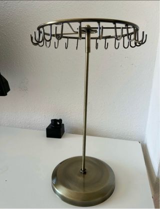 Colgador de joyas de metal dorado