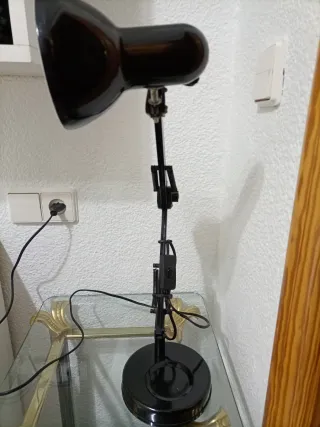 Lámpara de escritorio negra y blanca