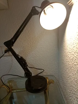 Lámpara de escritorio negra y blanca