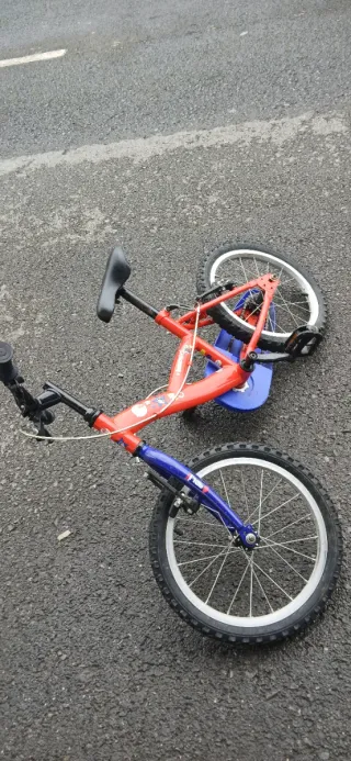 Bicicleta infantil roja y azul