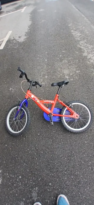 Bicicleta infantil roja y azul