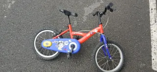 Bicicleta infantil roja y azul