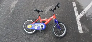 Bicicleta infantil roja y azul