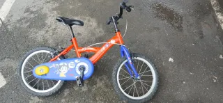 Bicicleta infantil roja y azul