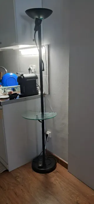 Lámpara de pie con mesita de cristal