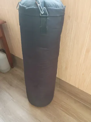 Saco de boxeo/artes marciales con guantes.