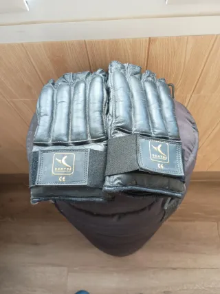 Saco de boxeo/artes marciales con guantes.