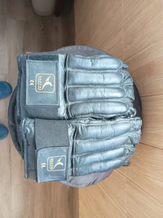 Saco de boxeo/artes marciales con guantes.