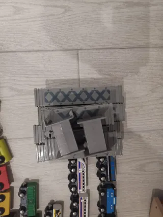 Tren de madera y vías