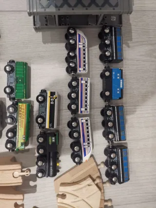 Tren de madera y vías