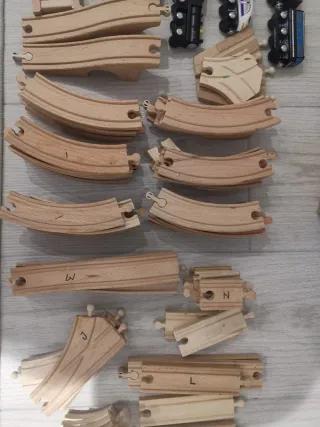 Tren de madera y vías