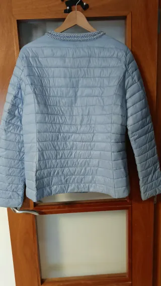 Anorak mujer azul cielo con pedrería