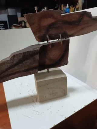Escultura abstracta moderna firmada