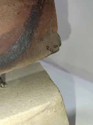 Escultura abstracta moderna firmada